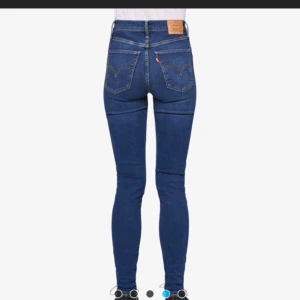  - ”mile high super skinny jeans” från Levi’s. Frakt på 59kr tillkommer 👍🏻