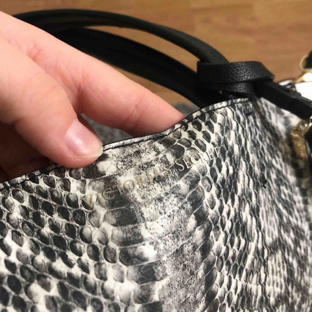 Trendig och SNYGG väska från Victoria’s Secret, använder ej därav säljer. Som ny då den är använd max 5 ggr. Långt band finns och den köptes för ca 750kr. Köpare står för frakt!!. Väskor.