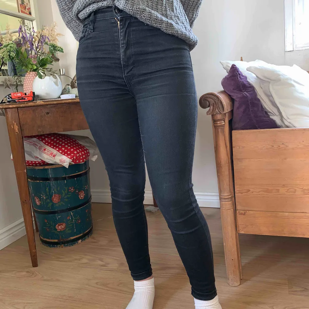 Säljer Levis Mile High Super Skinny jeans, tror att längden är 30 men inte helt säker, dom passar iaf mig och jag är 163cm lång. Säljer billigt då dom är använda och lite urtvättade, men fortfarande snygga. Köparen står för frakt! . Jeans & Byxor.