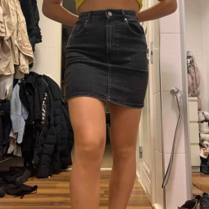  - Svart tight jeanskjol från Zara. Använd några få gånger men känns som ny! Perfekt längd 