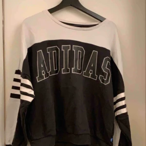  - Soft tröja från Adidas. Något nopprig, kan skicka fler bilder om så önskas. Passar XS-M