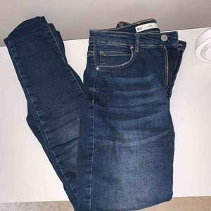 Perfect Jeans från Gina Tricot strl 38, använda kanske 2-3 ggr, säljer pga för stora Köpare står för frakt!