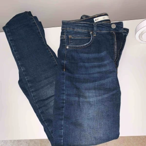  - Perfect Jeans från Gina Tricot strl 38, använda kanske 2-3 ggr, säljer pga för stora Köpare står för frakt!
