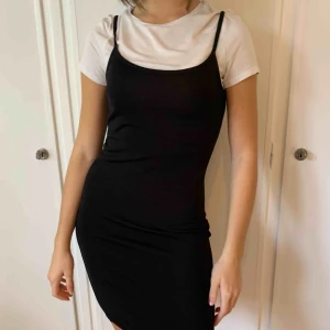  - Liten svart klänning där t-shirten är en del av plagget. Säljs pga att den inte används. Köpare står för frakt:)