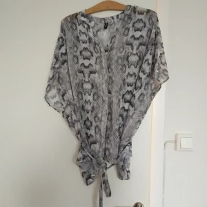  - Grå mönstrad tunika h&m strl 38