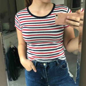 - Vit, röd, blå randig t-shirt ifrån brandy Melville. One size men passar mig som har strl. S/M  Kan hämtas i uppsala eller skickas mot fraktkostnad🌟