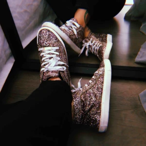  - Steve Madden glittriga skor storlek 38.5 Frakt ingår i priset. 