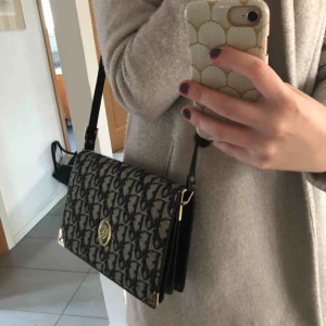  - Säljer min äkta diorväska. Möts helst upp i Malmö eller Lund. Kommentera för mer info eller bilder