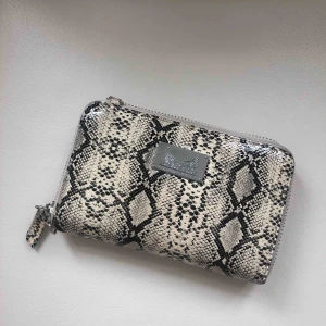  - Fin plånbok i ormskinnsmönster. Bra skick, Lite missfärgningar på sidorna🧸 + frakt