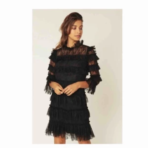  - By malina klänning aldrig använd lappen sitter kvar. Storlek small. Köpte för 2000 kr.