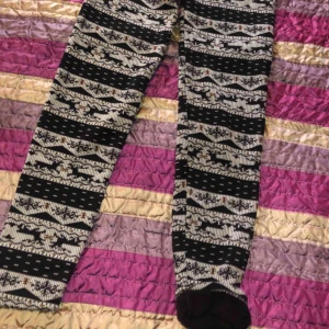  - perfekta till vintern. bomulliknande material insidan. sååå varma och sköna på vintertid