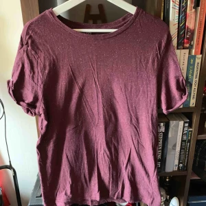  - Vinröd t-shirt från H&M i storlek M. Egen sydda uppkavlade ärmar, säljs pga används aldrig längre. Kan mötas upp i Stockholm, annars står köpare för frakt. 