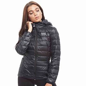  - Säljer en Armani dunjacka i strl M, den är i bra skick knappt använt. Den är dock liten i storleken så det känns som en S. 