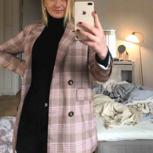  - Väldigt snygg blazer från ginatricot, i toppen skick! Sitter jättebra. Säljer pga använder inte längre. Frakt inräknat i priset!