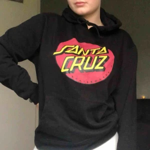  - Skitsnygg svart Santa Cruz hoodie, köpt för 700kr. Använd ett par gånger men fortfarande mycket bra skick. Lite nopprig därav det billiga priset. Köparen står för frakt!
