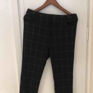  - Ascoola rutiga byxor tighta i benen så passar mig som är 36-38 men lite stora i midjan så perfekt med bälte