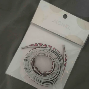  - Vita skosnören från Monki med vattenmeloner på. Aldrig använda så är i helt nytt skick! Hör av dig vid ev frågor/intresse💖 