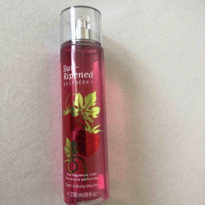  - Bath and body works parfym. Använt den men fortfarande ganska mycket kvar! Köpte för ungefär 180 kr. 