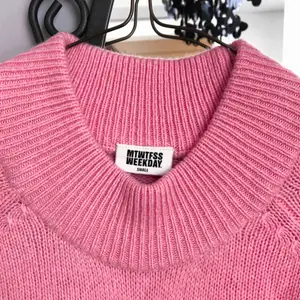 Perfekt ”On Wednesdays We Wear Pink”-tröja ;) Köpt från Weekday men endast använd 2-3 gånger, helt i nyskick! Säljer för 199 kr vid meet-up och 229 kr vid frakt! 