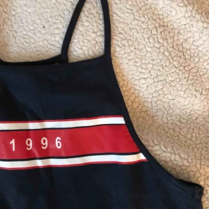  - Mörkblå croptop från HM. Använd 1-2 gånger. Kan mötas upp i Sundsvall annars står köpare för frakt.