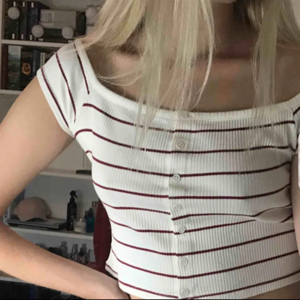 Ribbad croptop från River Island som knappt är använd! Passar 36/38. Kan mötas upp i Sundsvall annars står köpare för frakt.. Toppar.