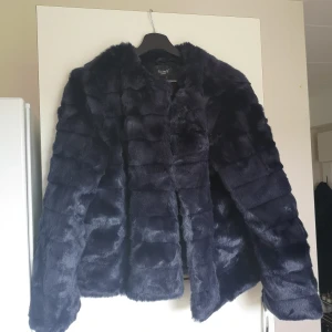 Pälsjacka fake  - Fake päls. Använd fåtal gånger. 