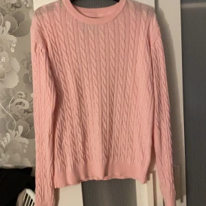 Kabelstickad tröja - Superfin kabelstickad tröja, väldigt varm å gosig! Köparen står för frakten