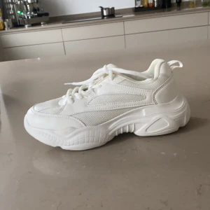 Sparsamt använda skor  - Storlek 36. Passar 37