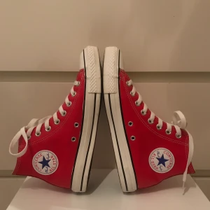 Röda skinn Converse  - Säljer dessa snygga röda Converse i skinn. Skicket är superbra och de har inga defekter. Storlek 39.5 och är 25cm långa inuti❤️ 300kr+frakt (63kr)