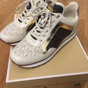 Michael Kors skor  - Splitternya Michael Kors skor, med kvitto. Säljes pga fel storlek. Nypris: ca 1200kr om inte mer. 