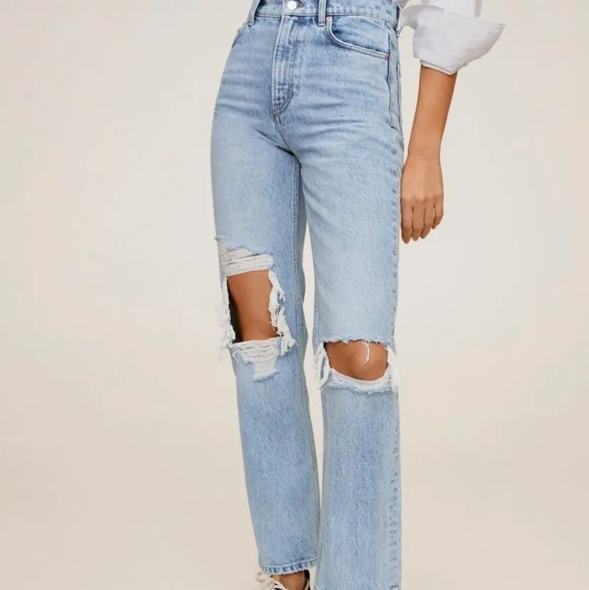 Säljer mina nästan oanvända jeans då de är lite för stora för mig som vanligtvis bär storlek 34. . Jeans & Byxor.