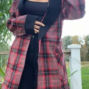 rutig kappa - Kappa i trendigt rutigt mönster storlek S men passar nog även M, eller oversized xs