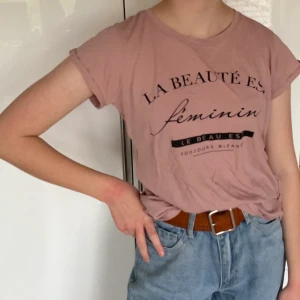 T-shirt - Rosa t-shirt med svaet text. Pasaar till typ allt och sitter jättefint. Storlek M. Sparsamt använd och i bra skick. Pris 30kr + frakt🌶