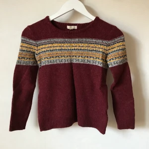 Vinröd mönstrad tröja, XS - En kofta i vinrött med senapsgult mönster. Denna krympte tyvärr i tvätten och är därmed märkt S, så numera XS, men sådant kan ju den händige fixa. 50% akryl 25% ull 15% bomull 10% nylon  Kan mötas runt Stockholm/Södermalm eller skicka mot fraktkostnad! ✨🌸✨