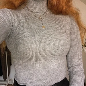 Polotröja - Snygg grå, ribbad polotröja från Gina Tricot som jag tyvärr inte längre använder. Som ny. Stl. xs.