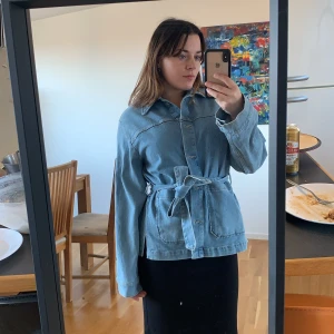 Carin Wester jeansjacka - Fin jeansjacka i nyskick, storlek 40. Använd ett fåtal gånger. Nypris 799 kr.