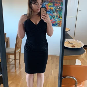 Ralph Lauren klänning - Jättefin svart klänning från Ralph Lauren. Storlek 4 (skulle säga den motsvarar S). Fin passform, ganska stretchig. Använd en gång. 