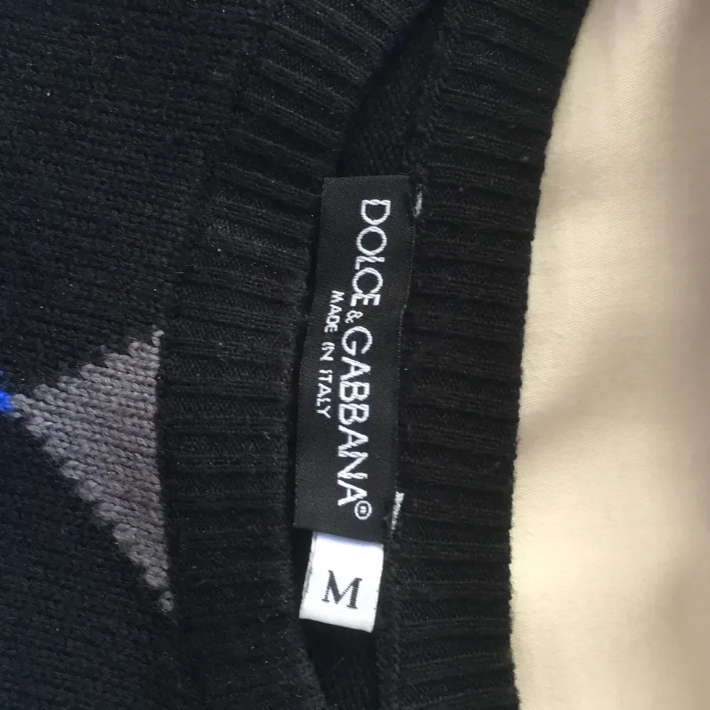 Riktig Dolce Gabbana trendig stickad tröja. Väldigt bra skick, knappt använd. Storlek M, sitter lite oversized på mig som har S. Stickat.