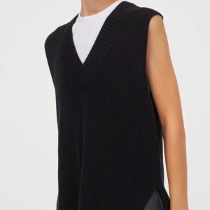 Svart stickad väst - Svart stickad väst/slipover från hm som tyvärr inte längre kommer till användning. Helt slutsåld så vid stort intresse buda 🥰 andra bilden är bara för att visa passformen tydligare! :)