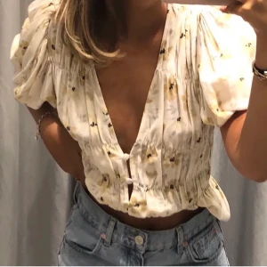 Blommig blus - Söt blommig blus från Zara i storlek xs. Den är köpt här på plick men måste tyvärr sälja vidare på grund av att den inte passade mig. (Obs lånade bilder av förra ägaren) 