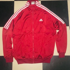 Adidas trackjacket röd str M - Röd adidas trackjacket🦆 använd fåtal gånger🦆storlek M🚚köparen står för frakt