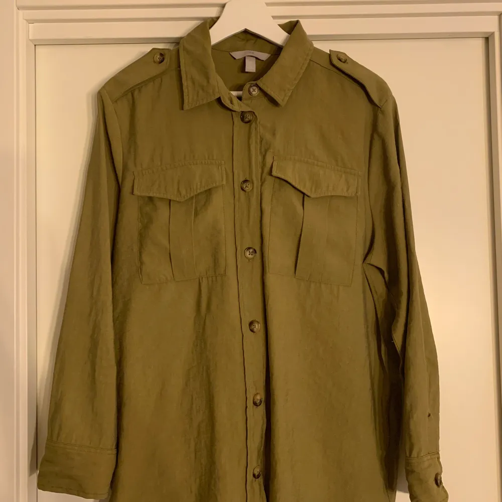 Militärgrön skjorta från H&M i väldigt bra skick. Köpare står för frakten.. Skjortor.