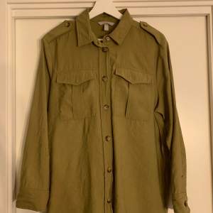 Militärgrön skjorta från H&M i väldigt bra skick. Köpare står för frakten.