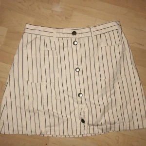 Vit monki kjol - En vit kjol från monki. Jag skulle säga att storleken är lite mindre än 40, typ 38