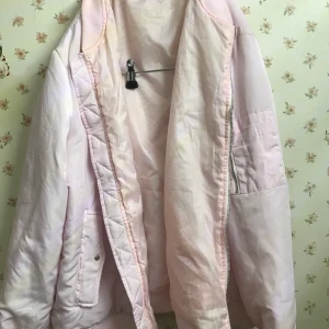Rosa jacka  - Använd ett par gånger men är i helt nytt skick