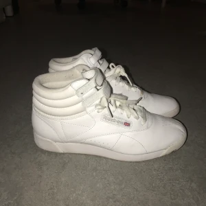 Vita Reeboks - Vita Reeboks i storlek 40. Jätte fina, endast ett par missfärgningar. Perfekta för höst/vinter! Köpte de på rea för ca 500 om jag inte minns fel, säljer för 250!