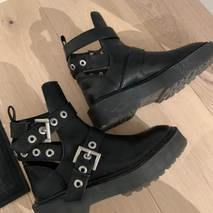 Boots från Zara - Säljer dessa snygga boots från Zara, som är perfekta nu till hösten! Storlek 36 men passar även mig som har 37. Frakt tillkommer.