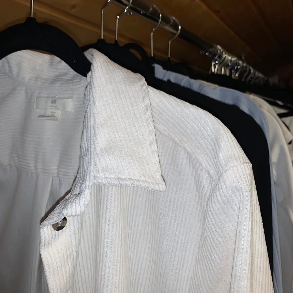 Oversize beige skjorta i manchester-matreial, aldrig använd och därav nyskick. Den är från hm och jag köpte den för 200💖💖köpare står för frakt. Skjortor.