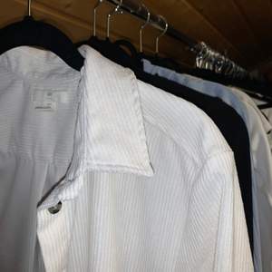 Oversize beige skjorta i manchester-matreial, aldrig använd och därav nyskick. Den är från hm och jag köpte den för 200💖💖köpare står för frakt