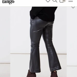 Utsvängda skinnbyxor - Utsvänga skinnbyxor (cropped flare) från twist and tango, faux lether, stl 36, älskar men tyvärr lite små för mig:( köpta för 900!